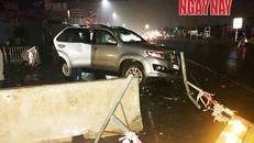 Xe 7 chỗ đâm và đẩy khối bê tông đi khoảng 10 m. Ảnh: Xuân Thời