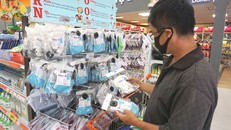 Khách hàng chọn mua khẩu trang vải kháng khuẩn tại Co.opXtra 