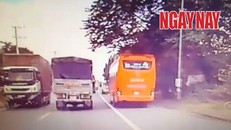 Tài xế xe Phương Trang lạng lách, đánh võng, lấn làn để vượt lên trước. Ảnh: Cắt từ video