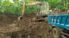 Phóng viên nhiều ngày theo dõi, bắt quả tang xe múc đang múc đất đá ở chân núi Sóc Lu. Ảnh. Xuân Thời