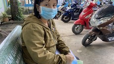 Chị Trần Thị S. lo lắng vì đến giờ hai con chị vẫn chưa được nhận hồ sơ vào lớp 1. Ảnh: Ngọc Giàu