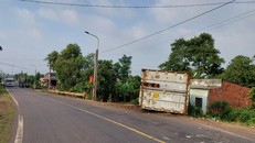 Hiện trường chiếc container ôm cua bay thùng xe vào nhà dân. Ảnh: Xuân Thời