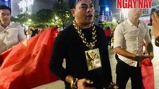 Phúc XO trở thành một hiện tượng trên Youtube sau khi xuất hiện ở Phố đi bộ Nguyễn Huệ với 13kg vàng trên người. Ảnh: CTV