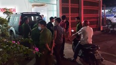 Công an di lý nghi phạm về hiện trường xảy ra vụ án mạng. Ảnh: Xuân Thời