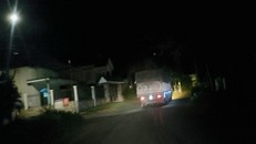 Xe tải chở cát đi trên đường Sông Nhạn cho tải 10 tấn. Ảnh: Xuân Thời