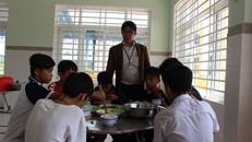 Người đàn ông và những đứa trẻ bị bỏ rơi…