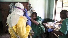 Các nhân viên y tế cùng tham gia giúp đỡ nạn nhân Ebola tại bệnh viện Bikoro, ổ dịch mới nhất tại Congo từ ngày 12/5.