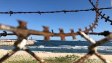 Những người lướt sóng ở vùng biển giáp ranh liên Triều