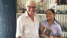 “Ông Tây” bên một học viên cười tươi khi tự làm ra một sản phẩm gốm.