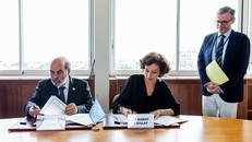 Tổng giám đốc FAO Jose Graziano da Silva và Tổng giám đốc UNESCO Audrey Azoulay ký bản ghi nhớ mới tại Paris.
