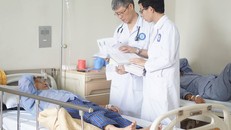 Bác sỹ kiểm tra sức khoẻ cho bệnh nhân tại Bệnh viện Nội tiết Trung ương