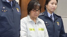 Bà Choi Kyung-hye ra tòa.