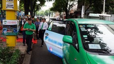 Điểm đón taxi trên đường Nguyễn Du vừa được triển khai. Ảnh: Hữu Nguyên.