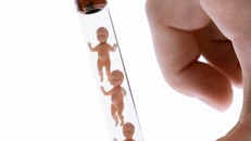 Bé trai chào đời từ trứng và tinh trùng đông lạnh