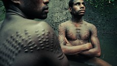 Tập tục cắt da bí ẩn ở Papua New Guinea