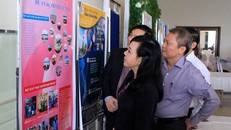 Bộ trưởng Y tế Nguyễn Thị Kim Tiến tham quan hình ảnh giới thiệu những kết quả thực hiện Đề án BVVT của BV E