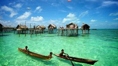 Trẻ em Bajau từ bé đã quen thuộc với biển cả. (Ảnh: Getty)