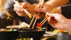 Bệnh không lây nhiễm tăng ở giới trẻ do ăn uống… vô tội vạ