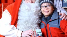 Dịch giả Vũ Danh Tuấn (bên phải).