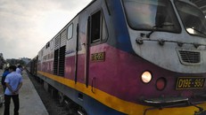 Hành khách chọn đi tàu có rất nhiều lí do khác nhau. Với một số người, đây là phương tiện di chuyển giá rẻ, nhanh và không bị “say” như khi đi ô tô đường dài. Một số khác lại cho rằng họ chọn đi tàu để trải nghiệm và sống chậm lại.