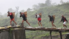 Tập luyện vác đá chạy 5 km của người Ghurkha. Telegraph.