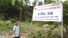 Ông Tuân bên tấm biển cứu nạn. Ảnh: Xuân Thọ.