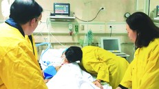 Cộng đồng xúc động với hình ảnh nụ hôn cuối cùng mà chị Phương dành cho chồng là anh Dương Hồng Quý trước khi thực hiện nghĩa cử hiến tạng cứu người. H.D.D