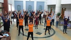 Đoàn thanh niên Bộ Y tế tập thể dục giữa giờ để tăng cường vận động. (Ảnh P.C).