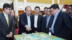 Thủ tướng Nguyễn Xuân Phúc và các đại biểu trao đổi về Trung tâm Đổi mới sáng tạo bên lề buổi làm việc. Ảnh: VGP.