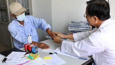 Người bệnh HIV nhận thuốc ARV từ nguồn BHYT sẽ giảm gánh nặng tài chính (ảnh H.D).