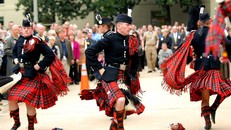 Đây là xứ sở của những người đàn ông mặc váy. (Getty).