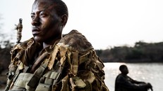 Trở về sau chuyến tuần tra, Primrose Mazliru luôn ôm con mình vào lòng. Nguồn: The Guardian