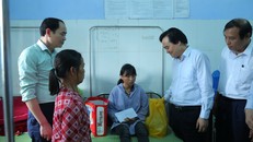 Bộ trưởng Bộ Giáo dục và Đào tạo Phùng Xuân Nhạ thăm hỏi nữ sinh bị bạn đánh.