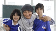 Sư cô Minh Tú (giữa) là người đánh dấu cho sự ra đời của mái ấm chùa Đức Sơn.