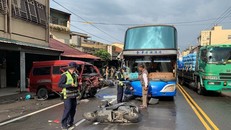 Tài xế say rượu giết chết 2 người khi đang lái xe ở tốc độ cao ở phía bên trái đường ở thành phố Đài Trung.