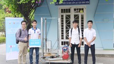 Nhóm sinh viên bên sản phẩm của mình.