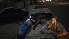 Người dân Venezula mệt mỏi trong lúc chờ đồ xăng. Ảnh: A.P