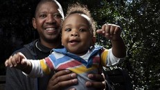 Ông Bongani Ngqame bế cậu con trai Khuma 8 tháng tuổi tại một công viên ở thị trấn Cape, Nam Phi. (Nguồn: UNICEF / Brian Sokol).