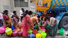 Cư dân thành phố Chennai xếp hàng chờ lượt lấy nước tiếp tế. (Nguồn: Reuters).