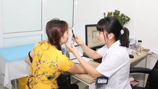 Cô gái đang khám bệnh ở Viện Da liễu trung ương.