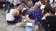 Người dân Minh Tân mang đơn khiếu nại đi khắp nơi để tìm lại đất cho mình.