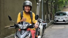 Phi Quốc Chân vượt qua hoàn cảnh để tự lập trong cuộc sống.