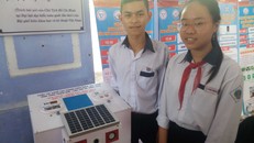 Thư và Lợi bên thùng rác của mình.