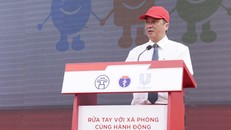 Thứ trưởng Bộ Y tế Nguyễn Trường Sơn phát biểu tại lễ mít-tinh hưởng ứng Ngày Thế giới rửa tay với xà phòng.