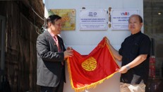 Ông Nguyễn Xuân Thắng và ông Nguyễn Văn Thịnh cắt băng khai trương Ban Nghiên cứu Lịch sử - Văn hoá Dòng họ Nguyễn Việt Nam và Văn phòng 2 của Trung tâm UNESCO Nghiên cứu Văn hoá các Dòng họ Việt Nam.