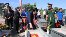 Đại biểu dâng hương viếng hương hồn các anh hùng liệt sĩ. Ảnh: Trung Kiên