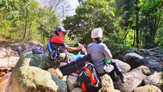 Nghỉ ngơi bên dòng suối.