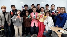 Tết xa quê đã giúp Ly (áo trắng) trưởng thành hơn rất nhiều.