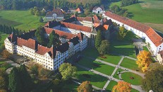 Trường học Lâu đài Salem tại Đức do Kurt Hahn thành lập.