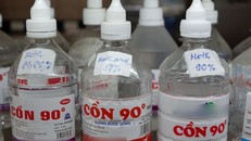 Những chai cồn công nghiệp "đội lốt" cồn y tế mà Trung tâm Chống độc đã thu thập được từ nhiều ca ngộ độc.